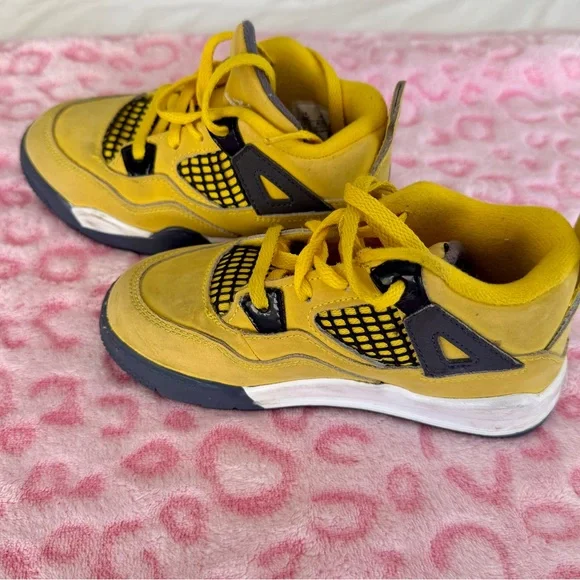 Jordan 4 Retro in Yellow and Black
Jordan Size 10 (Toddler) - Picture 2 of 7